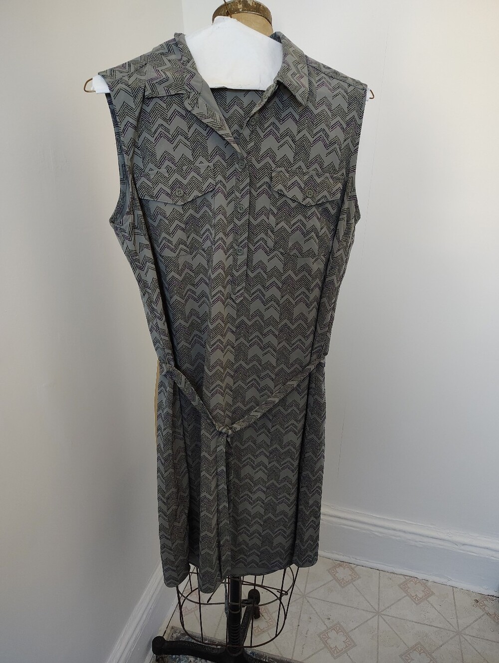 Eddie Bauer Sleeveless Chevron Midi Dress in Gray
